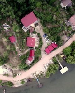 une vue sur une route avec des maisons et des voitures dans l'établissement Orsova Gratca 164, à Orşova