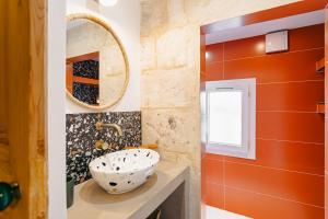 a bathroom with a sink and a mirror at Élégance Rochelaise avec Terrasse in La Rochelle
