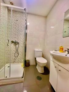 uma casa de banho com um chuveiro, um WC e um lavatório. em SwissPorto Guest House em Porto
