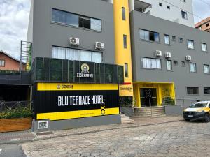 um edifício com uma placa que diz hotel franchise bala em Blu Terrace Hotel em Blumenau