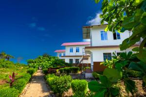 une maison avec un chemin devant elle dans l'établissement Mangapwani Beach villa, à Fujoni