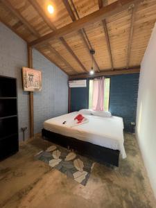um quarto com uma cama grande num quarto em POSADA MISS ANIBEL em La Loma