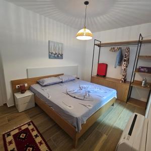 een slaapkamer met een bed met een blauw dekbed bij Happy Blue 2 in Vlorë