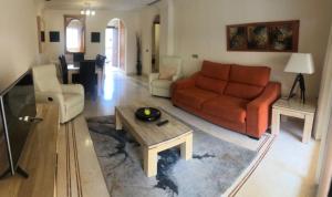 uma sala de estar com um sofá e uma mesa em Aloha Hill Club LLuxury 5 Star Golf Resort Near Puerto Banus and Marbella em Marbella