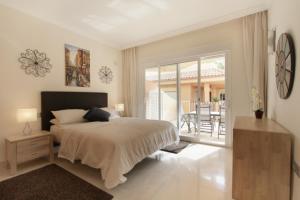 1 dormitorio con 1 cama y balcón en Aloha Hill Club LLuxury 5 Star Golf Resort Near Puerto Banus and Marbella en Marbella