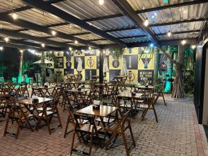 un gruppo di tavoli e sedie in un ristorante di Blu Terrace Hotel a Blumenau