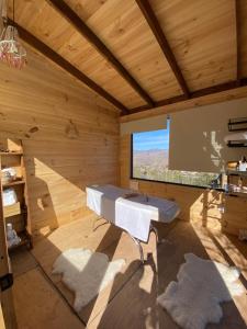 a room with a table and a projection screen at Cabaña Zen Camino al cristal con la mejor vista desde lo alto a bahía de Pichidangui in Los Vilos