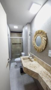 マセイオにあるPrédio em excelente localização!の洗面台、鏡、トイレ付きのバスルーム