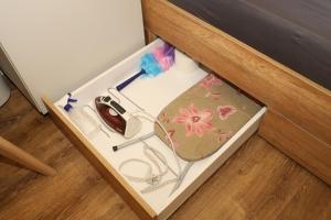 una caja con un par de tijeras y un bolso en Business Suite Novi Sad Center, en Novi Sad