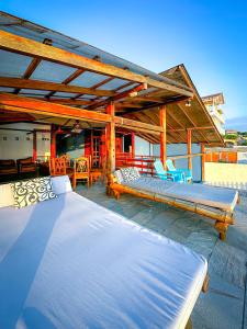- une terrasse sur le toit avec 2 lits et des chaises dans l'établissement CASA DEL MAR, à Ayangue