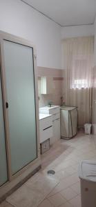 カステッランマーレ・ディ・スタービアにあるThe Middle Houseの洗面台とトイレを備えた白いバスルーム +22枚の写真