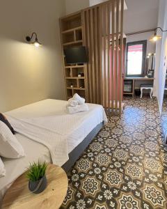 Cette chambre comprend 2 lits et une table. dans l'établissement Alaçatı Disa, à Alaçatı