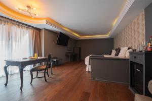 ein Schlafzimmer mit Schreibtisch, Bett und Tisch in der Unterkunft Hive Nápoles by G Hotels in Mexiko-Stadt
