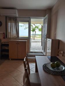 ネア・ペラモスにあるSiesta Beach Houseのキッチン(果物を盛り付けたテーブル付)