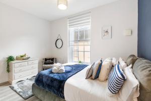 a bedroom with a bed and a window at Ipswich Town center Gem Sleep 5 in Ipswich