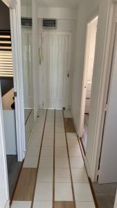Habitación con pasillo con paredes blancas y puerta. en Beachfront apartment - La Mata, en Torrevieja 23 fotos más