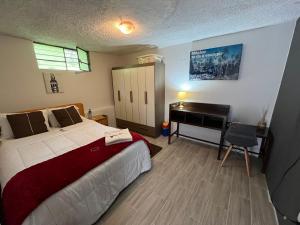 - une chambre avec un lit et un bureau dans l'établissement St. Gallen Haus, à Quito
