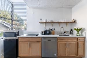 una cucina con lavandino e lavastoviglie di Corner view King bed room center of Pasadena a Pasadena