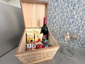 een houten kist met een fles wijn en snacks bij Centralissimo Bilocale nel Centro Storico in Florence