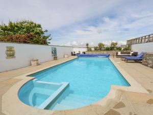 a large blue swimming pool on a patio at Old Higher Lighthouse Stopes Cottage in Southwell