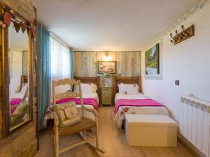 a small room with two beds and a mirror at Ca Bellavista in Vega de San Mateo
