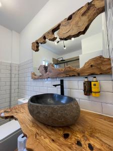 タラハレホにあるLa Villaのバスルーム(木製カウンターの石のシンク付)