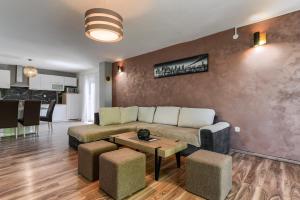 - un salon avec un canapé et une table dans l'établissement Villa Luka, à Donje Raštane