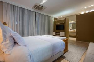 Habitación de hotel con cama y TV en Casa Charlie´s Can, en Cartagena de Indias