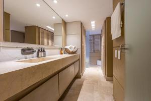 a large bathroom with two sinks and a hallway at Casa Charlie´s Can in Cartagena de Indias
