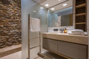 y baño con lavabo y espejo. en Casa Charlie´s Can, en Cartagena de Indias