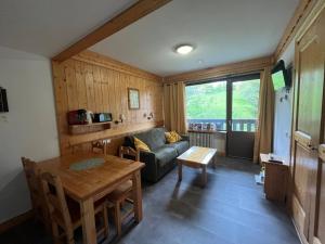 a living room with a couch and a table at appartement T2 pour 6 personnes à Combloux in Combloux