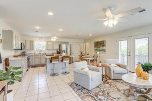 cocina y sala de estar con sillas y mesa en The Palm Bay St Louis Home - Walk to Beach!, en Waveland