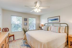1 dormitorio con 1 cama y ventilador de techo en The Palm Bay St Louis Home - Walk to Beach!, en Waveland