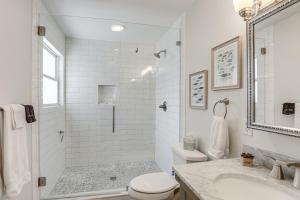 Ένα μπάνιο στο The Palm Bay St Louis Home - Walk to Beach! +19 φωτογραφίες