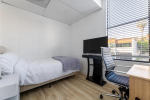 una camera da letto con una scrivania, un letto e una sedia di Corner view King bed room center of Pasadena a Pasadena Altre 25 foto