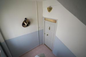 einen Flur mit weißer Tür in einem Zimmer in der Unterkunft Dar Badr in Tangier