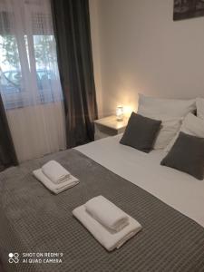 Ένα ή περισσότερα κρεβάτια σε δωμάτιο στο Apartman Mostar 2024