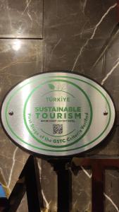 una señal que dice turmérica turismo sostenible en una mesa en GRAND HAMİT By Karadayı Airport Hotel en Arnavutköy