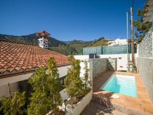 uma vista para a piscina a partir da varanda de uma casa em Ca Bellavista em Vega de San Mateo