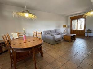 una sala de estar con una mesa y un sofá en Casa La Divisa, en Boceguillas 34 fotos más