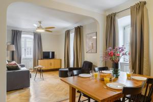 Televízia a/alebo spoločenská miestnosť v ubytovaní P&O Podwale Apartments