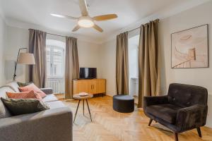 Televízia a/alebo spoločenská miestnosť v ubytovaní P&O Podwale Apartments