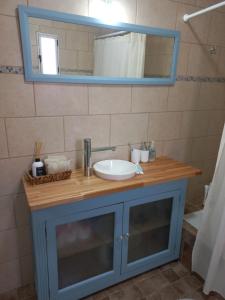 y baño con lavabo y espejo. en La Arbolada en Puerto San Julián