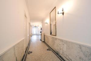 Foto dalla galleria di Your homestay in a bibliophile mansion ad Anversa
