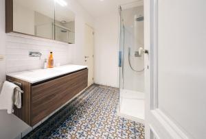 La salle de bains est pourvue d'un lavabo et d'une douche. dans l'établissement Your homestay in a bibliophile mansion, à Anvers