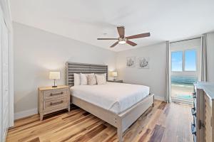 ein Schlafzimmer mit Bett und Deckenventilator in der Unterkunft Edgewater West Unit 44 in Gulf Shores