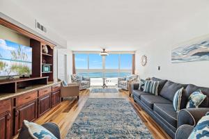 ein Wohnzimmer mit Sofa und Fernseher in der Unterkunft Edgewater West Unit 44 in Gulf Shores