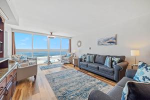 ein Wohnzimmer mit Blick auf das Meer in der Unterkunft Edgewater West Unit 44 in Gulf Shores