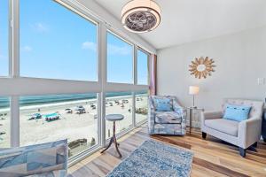 ein Wohnzimmer mit Blick auf den Strand in der Unterkunft Edgewater West Unit 44 in Gulf Shores + 36 Fotos