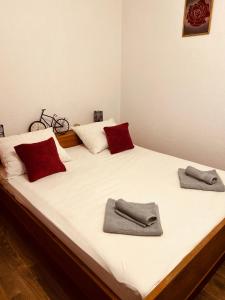 ein großes Bett mit zwei Kissen darüber in der Unterkunft Meadow Hill in Žrnovo